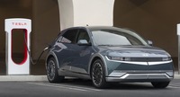 テスラの「スーパーチャージャー」で充電するヒョンデの北米向けEV