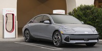 テスラの「スーパーチャージャー」で充電するヒョンデの北米向けEV