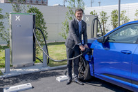 Audi Q8 e-tronへの充電を実演するマティアス・シェーパー氏。