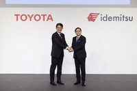 トヨタ自動車の佐藤恒治代表取締役社長(向かって左)と出光興産の木藤俊一代表取締役社長