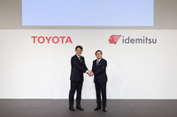 トヨタ自動車の佐藤恒治社長（左）と出光興産の木藤俊一社長