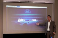 ヴァレオのSDVに対する取り組みについて説明するヴァレオジャパン コンフォート&ドライビングアシスタンスシステムR&Dダイレクターの伊藤善仁氏