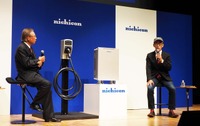 トークショーに参加したニチコン 代表取締役会長 武田一平氏(左)と慶應義塾大学大学院教授の岸博幸氏(右)