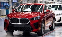 ドイツ・レーゲンスブルク工場で生産を開始したBMW iX2