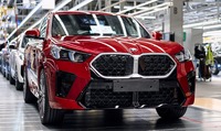 ドイツ・レーゲンスブルク工場で生産を開始したBMW iX2