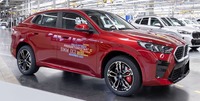 ドイツ・レーゲンスブルク工場で生産を開始したBMW iX2