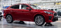 ドイツ・レーゲンスブルク工場で生産を開始したBMW iX2