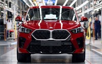 ドイツ・レーゲンスブルク工場で生産を開始したBMW iX2