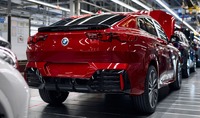 ドイツ・レーゲンスブルク工場で生産を開始したBMW iX2