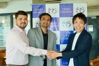 SNM Cabs共同創業者:Sarthak Bansal(向かって左)、ダイレクター:Mayank Gupta(中央)、Terra Motors Charging Solution マネージング・ダイレクター 上田晃裕(右)