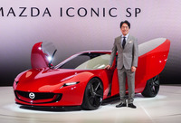 ロータリーエンジンを搭載するMAZDA ICONIC SP(マツダ アイコニックSP)を発表したマツダの毛籠勝弘 代表取締役社長兼CEO