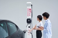駐車場ですぐ見つけられるよう背の高い充電器を提供
