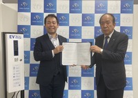 枝幸町の村上守継町長(右)とテラモーターズ自治体統括責任者の酒井良成氏(左)。11月15日にテラモーターズの本社で協定締結式が行なわれた。