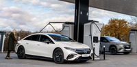 メルセデスベンツの新充電ステーション「チャージングハブ」
