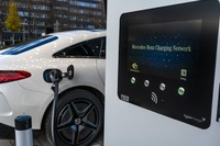 メルセデスベンツの新充電ステーション「チャージングハブ」