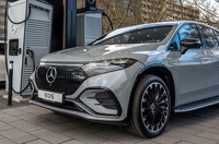 メルセデスベンツの新充電ステーション「チャージングハブ」