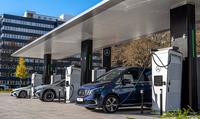 メルセデスベンツの新充電ステーション「チャージングハブ」