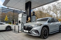 メルセデスベンツの新充電ステーション「チャージングハブ」