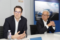 ZF 取締役のシュテファン・フォン・シュックマン氏(左)とZFジャパン 代表取締役の多田直純氏(右)