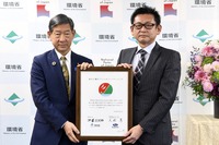 伊藤信太郎環境大臣（左）、加藤章浩執行役員国内営業本部長（右）