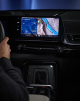 BMWとアマゾンが大規模言語モデル「LLM」で強化した音声アシスタントのイメージ