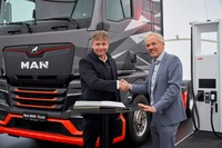 MANのニッケルズ氏(左)とABB E-mobilityのクラスホルスト氏