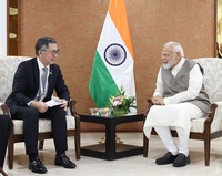 スズキがインドに新工場。インドのモディ首相(向かって右)とスズキの鈴木社長