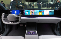 ヨーク型ステアリングを装備したインテリア。ダッシュボード中央にドライバー認識用赤外線センサーが見える