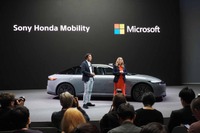サーバーやネットワークなどのITインフラをクラウド上で提供する「Microsoft Azure」を活用することを発表。右はMicrosoftのバイスプレジデントを勤めるジェシカ・ホーク氏