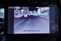 ADASKYサーマルイメージング。対象物までの距離をセンシングし、速度に対して危険な距離を判断することもできる
