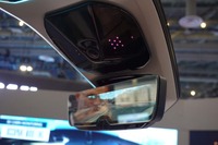 ドライバー・モニタリングシステム。ルームミラーと一体化したカメラを活用し、赤外線を照射して様々な機能に役立てる