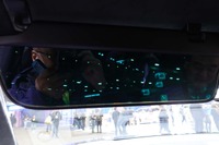 電子サンバイザー。スイッチ一つでスモークが入って防眩効果を発揮
