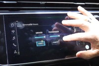 電子サンバイザー。バニティミラーへの切り替え操作