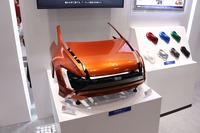 積水化学工業の「塗料転写シート」。仕上がりは従来の塗装と同じ。補修もできる