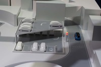 「自動バレーパーキングシステム」。デモではエアポートへ向かい、そこで充電スポットで自動的にパークする様子が展開された