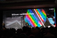 ボッシュは米国での大型投資をはじめ、世界的にこのSiC半導体チップの生産能力を増強しており、新たなウエハ製造工場には15億ドルを投資するという