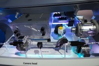 車内プロダクツの一例。左上が「Fuel cell stack」、手前が「Steer-by-wire」