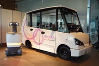 協調人工知能「Honda CI」を搭載したCIマイクロモビリティ『CiKoMA(サイコマ)』(右)と、『WaPOCHI(ワポチ)』(左)