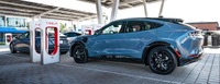 北米のテスラの急速充電「スーパーチャージャー」でフォードのEVが充電可能に