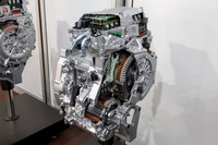 新型アコードに搭載される平行軸配置2モーター内蔵電気式CVT(カットモデル)