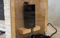 ユビ電「WeCharge EDGE」」。充電器の背面に取り付けた状態