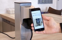 充電器にあるQRコードを読み取り