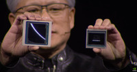 GTC2024の基調講演でNVIDIA社CEOのジェンスン・ファン氏は、Blackwell B200チップ(写真左)を公開。右側にあるのは前世代のHopper H200(NVIDIA GTC 2024 基調講演ビデオより)