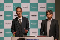 IVI事業に関して説明に立った、パナソニックオートモーティブシステムズ インフォテインメントシステムズ事業部IVIビジネスユニット長の中村知樹氏(左)と、同IVI商品開発センター所長の中村欣央氏(右)