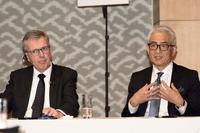 ホルガー・クラインCEO(左)とZFジャパンの多田直純代表取締役社長(右)