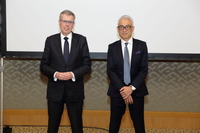 ホルガー・クラインCEO（左）とZFジャパンの多田直純代表取締役社長（右）