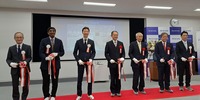 開所式 テープカットの様子(左から3人目:ルネサスの柴田英利CEO、左から4人目:長田公山梨県副知事、左から5人目:保坂武甲斐市長、左から6人目:塩澤浩昭和町長)