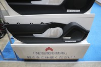発泡成型部品の例。持ってみると軽さを実感できる。強度を変えることなく軽量化することが可能