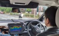 右からの歩行者を検知し、発進をうかがう自動運転カー