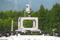 ユースケース4:実験車両のルーフには全周囲を見通せる1基のLiDARが装備されていた